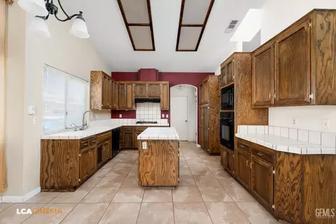 Kitchen - 3515 Bathurst Ave, Bakersfield, CA 93313 photo 1 of 3