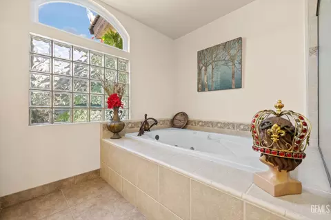 Bath - 2913 Harmony Dr, Bakersfield, CA 93306 photo 2 of 2