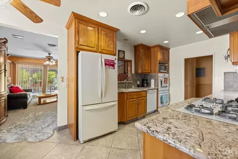 Kitchen - 2913 Harmony Dr, Bakersfield, CA 93306 photo 2 of 3