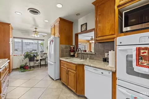 Kitchen - 2913 Harmony Dr, Bakersfield, CA 93306 photo 1 of 3
