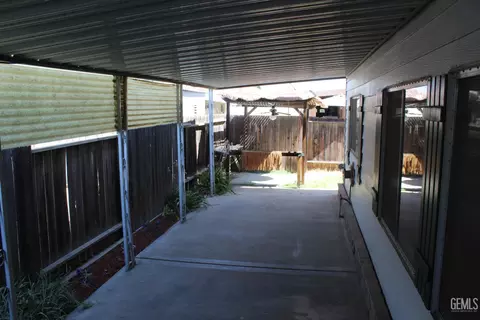 Exterior - 704 44th St, Bakersfield, CA 93301 photo 4 of 6