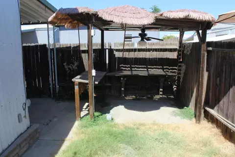 Exterior - 704 44th St, Bakersfield, CA 93301 photo 5 of 6