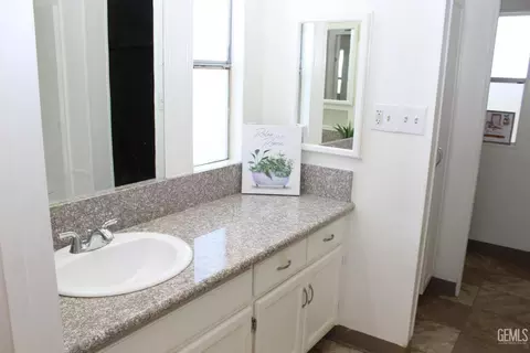 Bath - 704 44th St, Bakersfield, CA 93301 photo 3 of 4