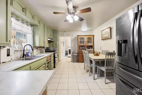 Kitchen - 222 W E St, Tehachapi, CA 93561 photo 2 of 3