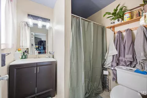 Bath - 222 W E St, Tehachapi, CA 93561 photo 1 of 4