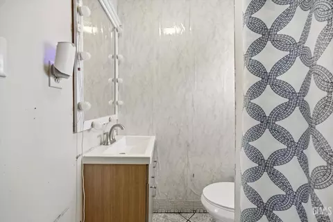 Bath - 222 W E St, Tehachapi, CA 93561 photo 2 of 4
