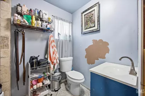 Bath - 222 W E St, Tehachapi, CA 93561 photo 3 of 4