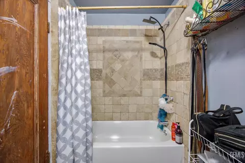 Bath - 222 W E St, Tehachapi, CA 93561 photo 4 of 4