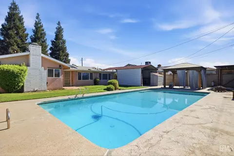 Exterior - 923 Devore Ave, Bakersfield, CA 93308 photo 4 of 5