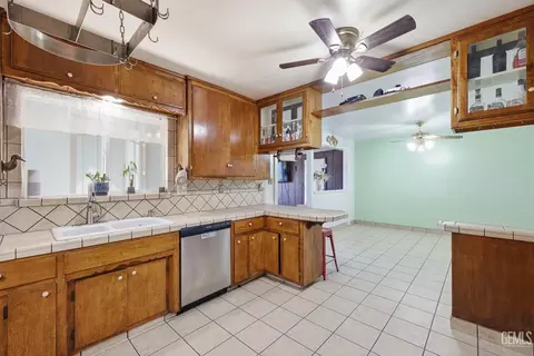 Kitchen - 923 Devore Ave, Bakersfield, CA 93308 photo 5 of 5