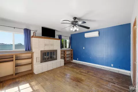 Living - 923 Devore Ave, Bakersfield, CA 93308 photo 2 of 4
