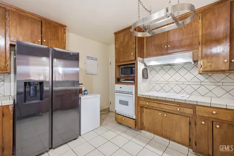 Kitchen - 923 Devore Ave, Bakersfield, CA 93308 photo 4 of 5