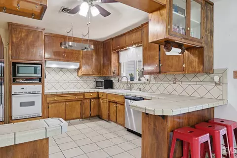 Kitchen - 923 Devore Ave, Bakersfield, CA 93308 photo 2 of 5