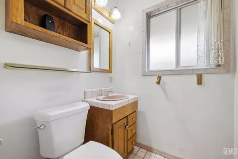Bath - 923 Devore Ave, Bakersfield, CA 93308 photo 3 of 3