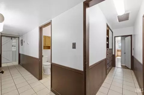 Entry Way - 923 Devore Ave, Bakersfield, CA 93308 photo 2 of 3