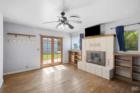 Living - 923 Devore Ave, Bakersfield, CA 93308 photo 3 of 4