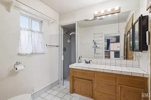 Bath - 923 Devore Ave, Bakersfield, CA 93308 photo 1 of 3