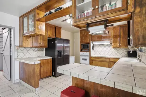 Kitchen - 923 Devore Ave, Bakersfield, CA 93308 photo 3 of 5