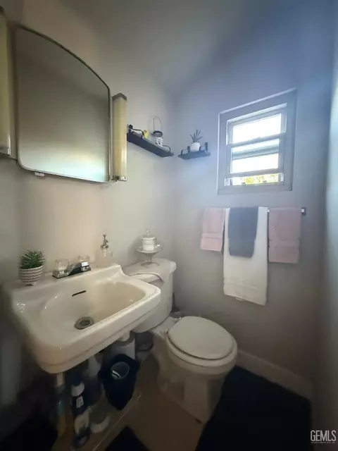 Bath - 110 E Kern St, Taft, CA 93268 photo 3 of 3