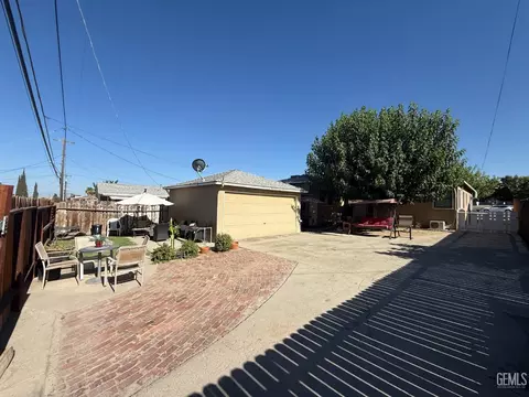 Exterior - 110 E Kern St, Taft, CA 93268 photo 3 of 3