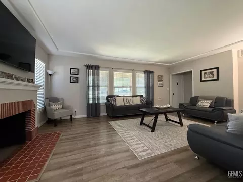 Living - 110 E Kern St, Taft, CA 93268 photo 2 of 2
