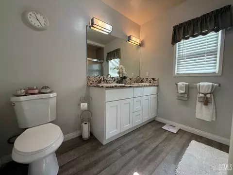 Bath - 110 E Kern St, Taft, CA 93268 photo 1 of 3