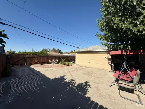 Exterior - 110 E Kern St, Taft, CA 93268 photo 2 of 3