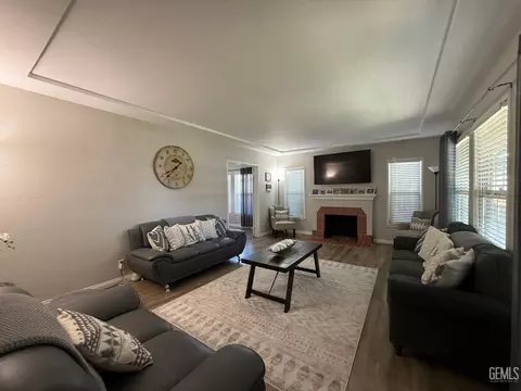 Living - 110 E Kern St, Taft, CA 93268 photo 1 of 2