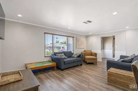 Living - 407 Sierra St, Taft, CA 93268 photo 2 of 5