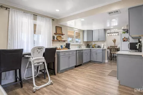 Kitchen - 407 Sierra St, Taft, CA 93268 photo 1 of 6