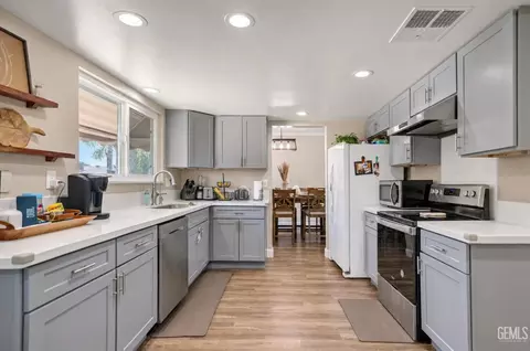 Kitchen - 407 Sierra St, Taft, CA 93268 photo 3 of 6