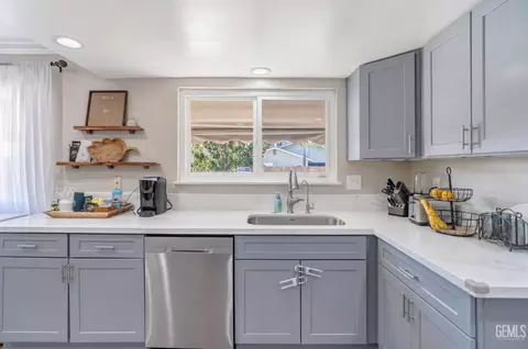Kitchen - 407 Sierra St, Taft, CA 93268 photo 6 of 6