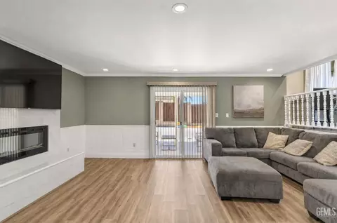 Living - 407 Sierra St, Taft, CA 93268 photo 3 of 5