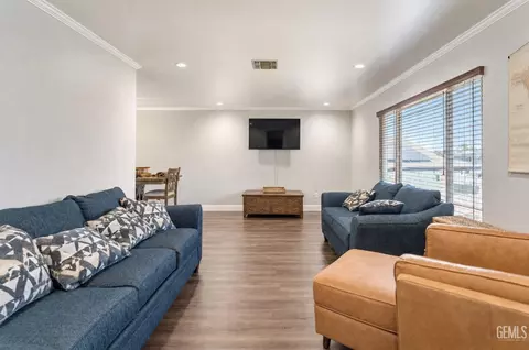 Living - 407 Sierra St, Taft, CA 93268 photo 1 of 5