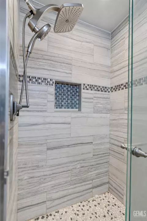 Bath - 407 Sierra St, Taft, CA 93268 photo 6 of 6