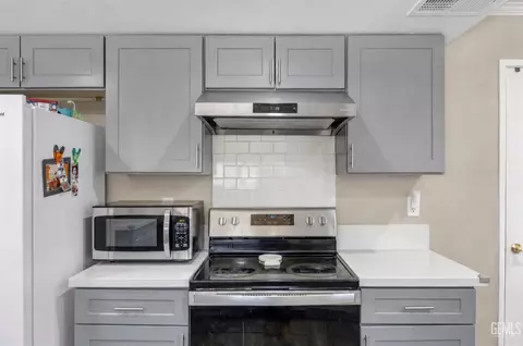 Kitchen - 407 Sierra St, Taft, CA 93268 photo 5 of 6