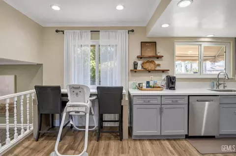 Dining - 407 Sierra St, Taft, CA 93268 photo 2 of 2
