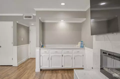 Entry Way - 407 Sierra St, Taft, CA 93268 photo 4 of 5