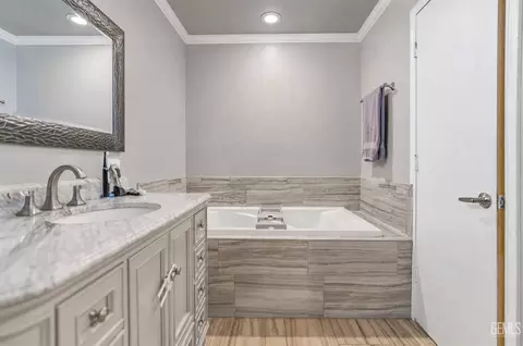 Bath - 407 Sierra St, Taft, CA 93268 photo 5 of 6