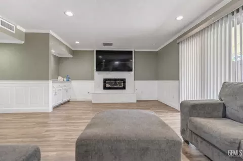 Living - 407 Sierra St, Taft, CA 93268 photo 4 of 5