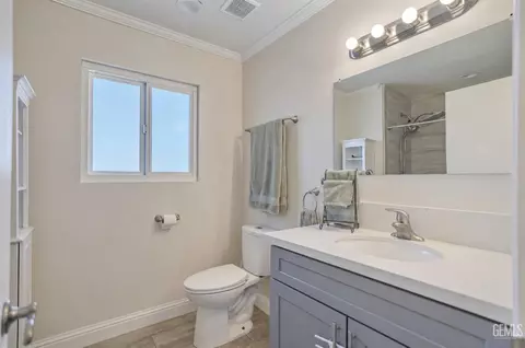 Bath - 407 Sierra St, Taft, CA 93268 photo 2 of 6