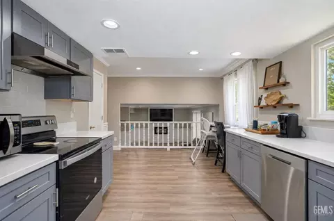 Kitchen - 407 Sierra St, Taft, CA 93268 photo 4 of 6