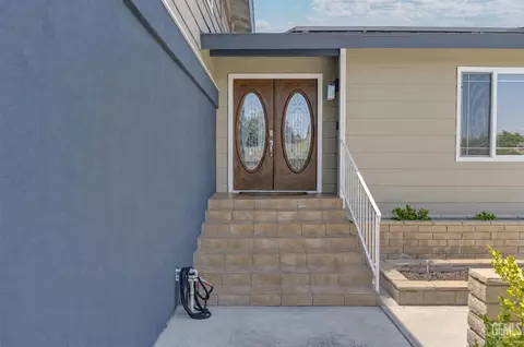 Entry Way - 407 Sierra St, Taft, CA 93268 photo 1 of 5
