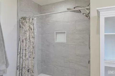 Bath - 407 Sierra St, Taft, CA 93268 photo 3 of 6
