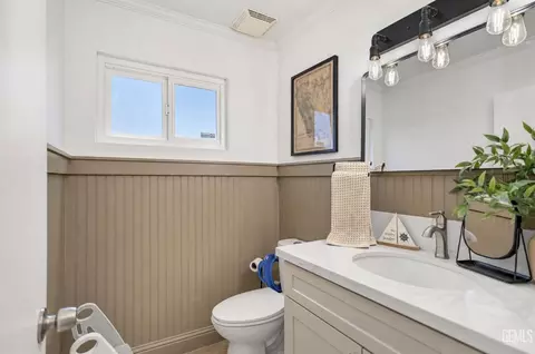 Bath - 407 Sierra St, Taft, CA 93268 photo 1 of 6