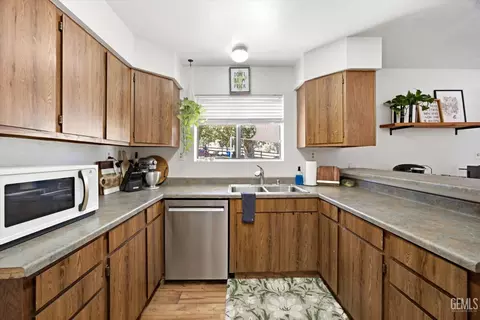 Kitchen - 27320 War Admiral Ct, Tehachapi, CA 93561 photo 3 of 5