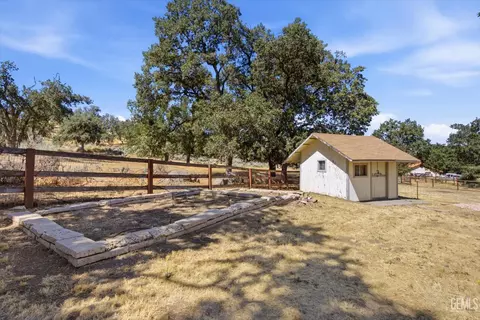 Exterior - 27320 War Admiral Ct, Tehachapi, CA 93561 photo 9 of 11