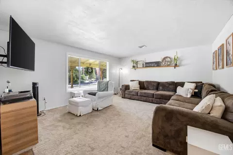 Living - 27320 War Admiral Ct, Tehachapi, CA 93561 photo 2 of 3