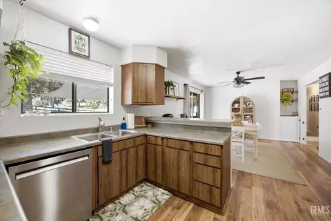 Kitchen - 27320 War Admiral Ct, Tehachapi, CA 93561 photo 5 of 5