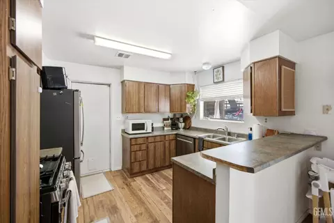 Kitchen - 27320 War Admiral Ct, Tehachapi, CA 93561 photo 1 of 5